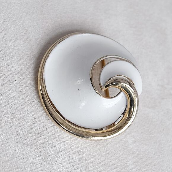 Vintage Trifari White Enamel Swirl Brooch Vintage Gold-Tone 2-2.5" Statement - Picture 1 of 4